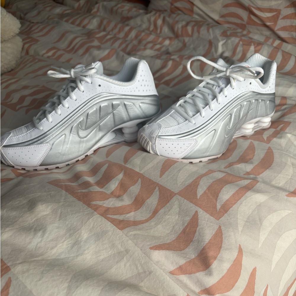 Nike White and Silver Women's Running Sneakers SHOX R4